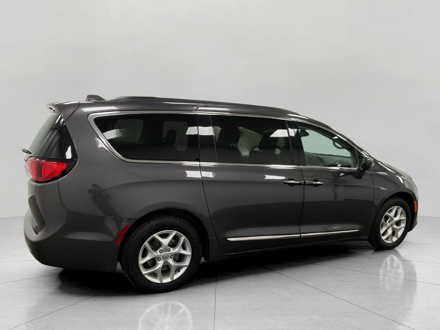 2017 Chrysler PACIFICA MINI-VAN, PASSENGER